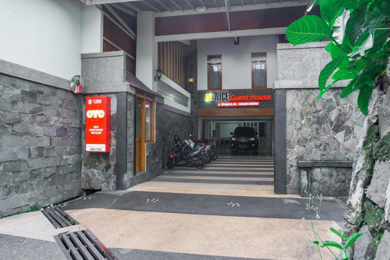 Oyo 1209 Tirtasari Nice Guesthouse バンドゥン エクステリア 写真
