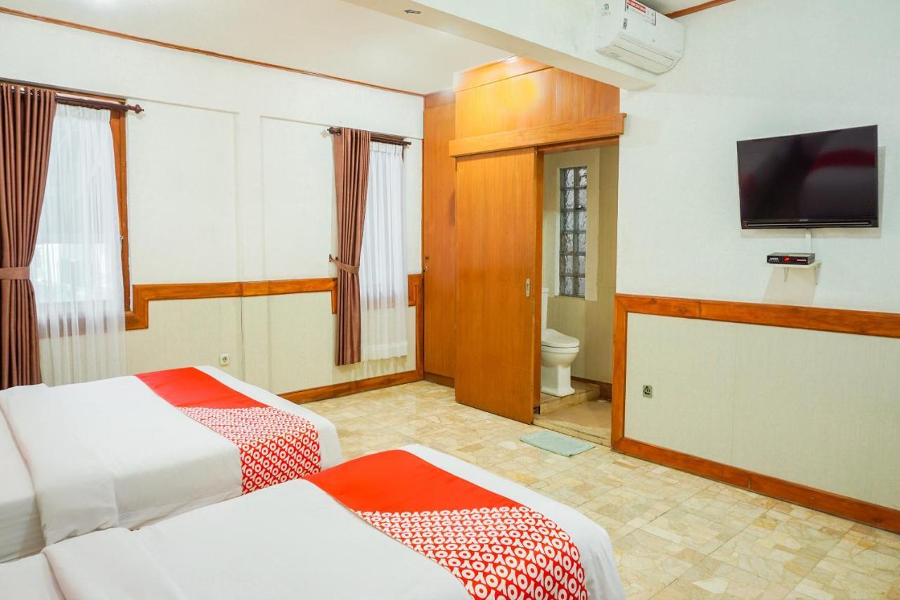 Oyo 1209 Tirtasari Nice Guesthouse バンドゥン エクステリア 写真