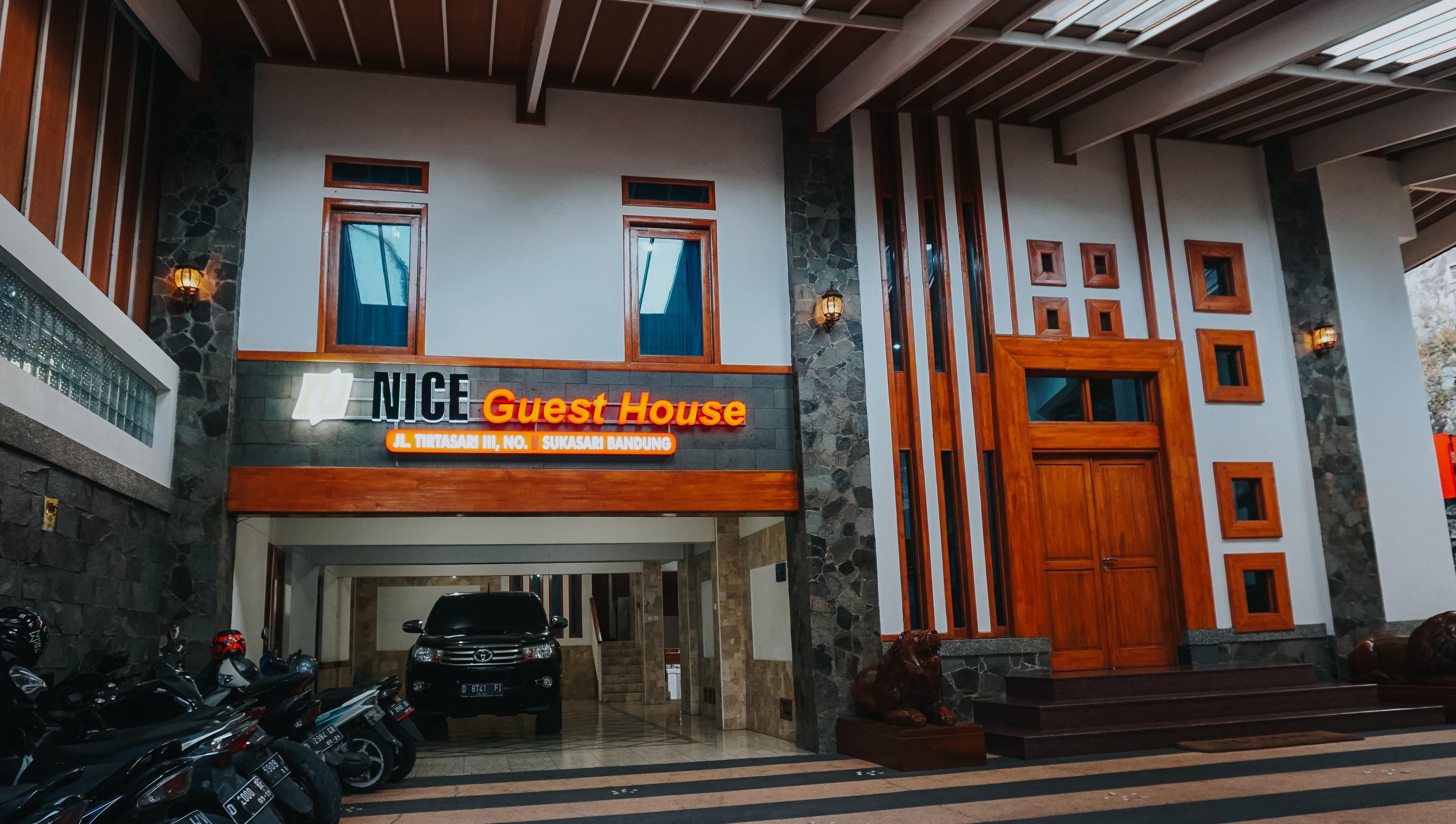 Oyo 1209 Tirtasari Nice Guesthouse バンドゥン エクステリア 写真