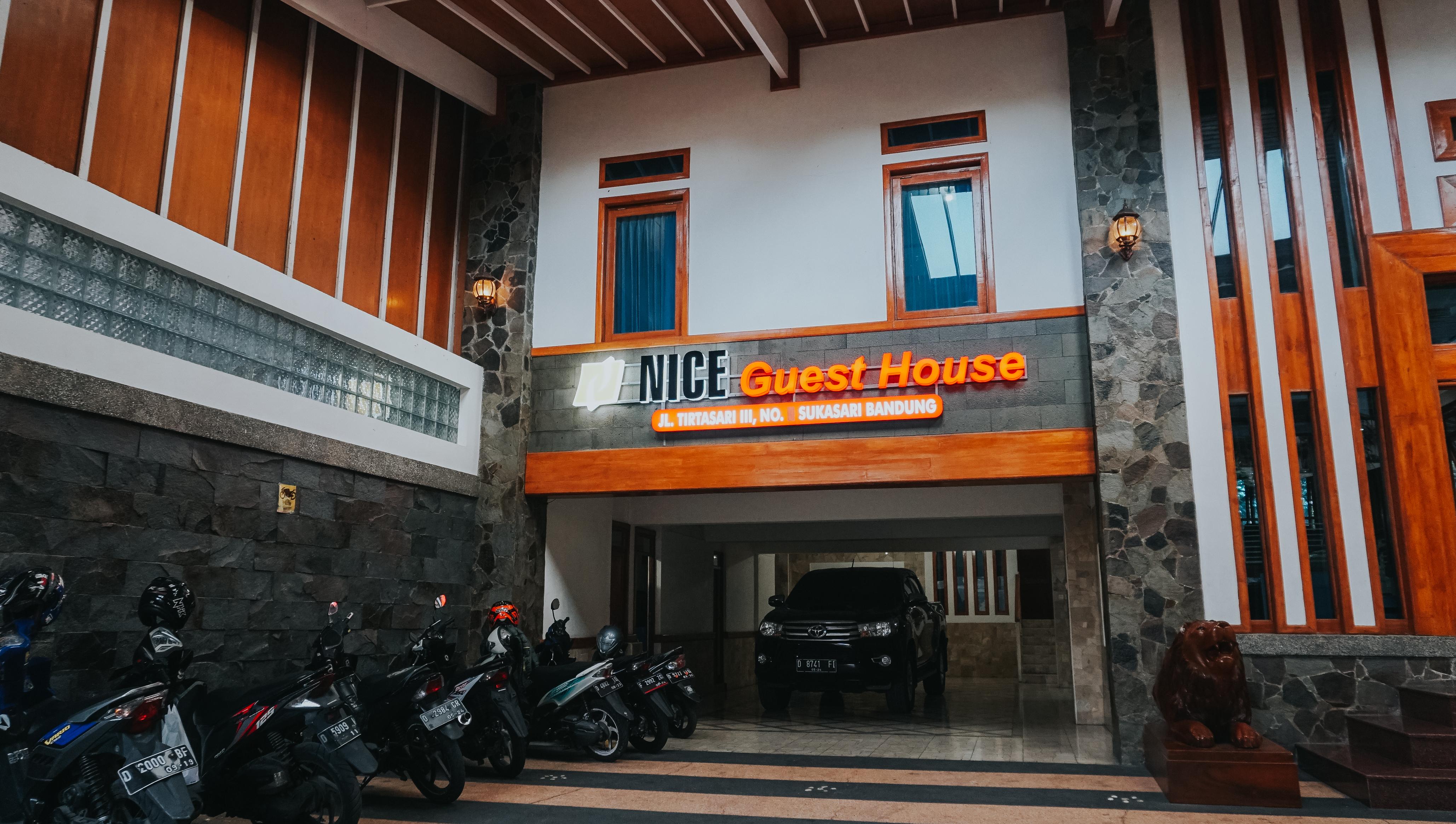 Oyo 1209 Tirtasari Nice Guesthouse バンドゥン エクステリア 写真